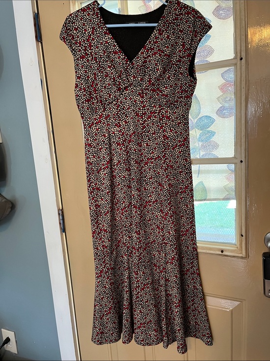 Jones Studio Dresses & Skirts - Jones Studio Red, White and Black Cap-Sleeve V-Neck Midi Dress